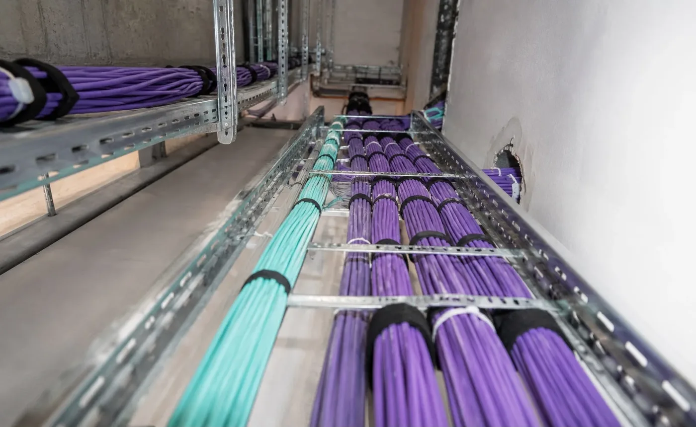 LWL-Verlegung Wien – Netzwerkkabel sauber gebündelt auf Kabeltrassen von AVplus e.U.