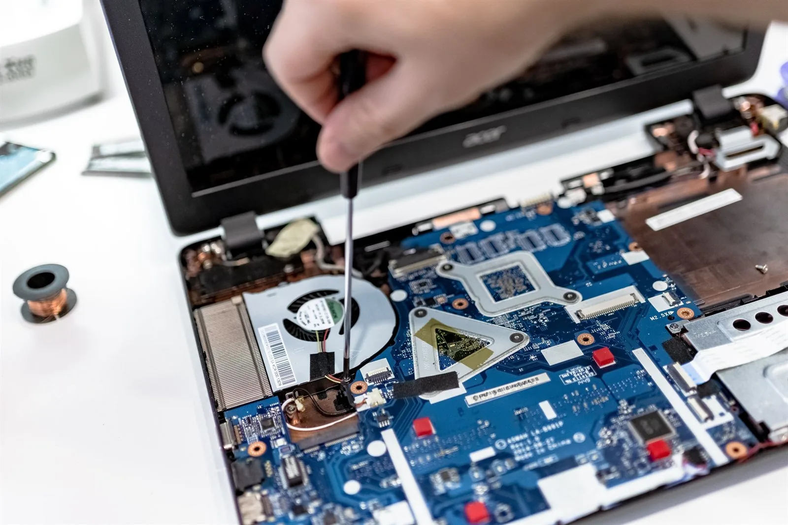 Laptop Reparatur Wien – Techniker repariert Computer vor Ort, AVplus e.U.