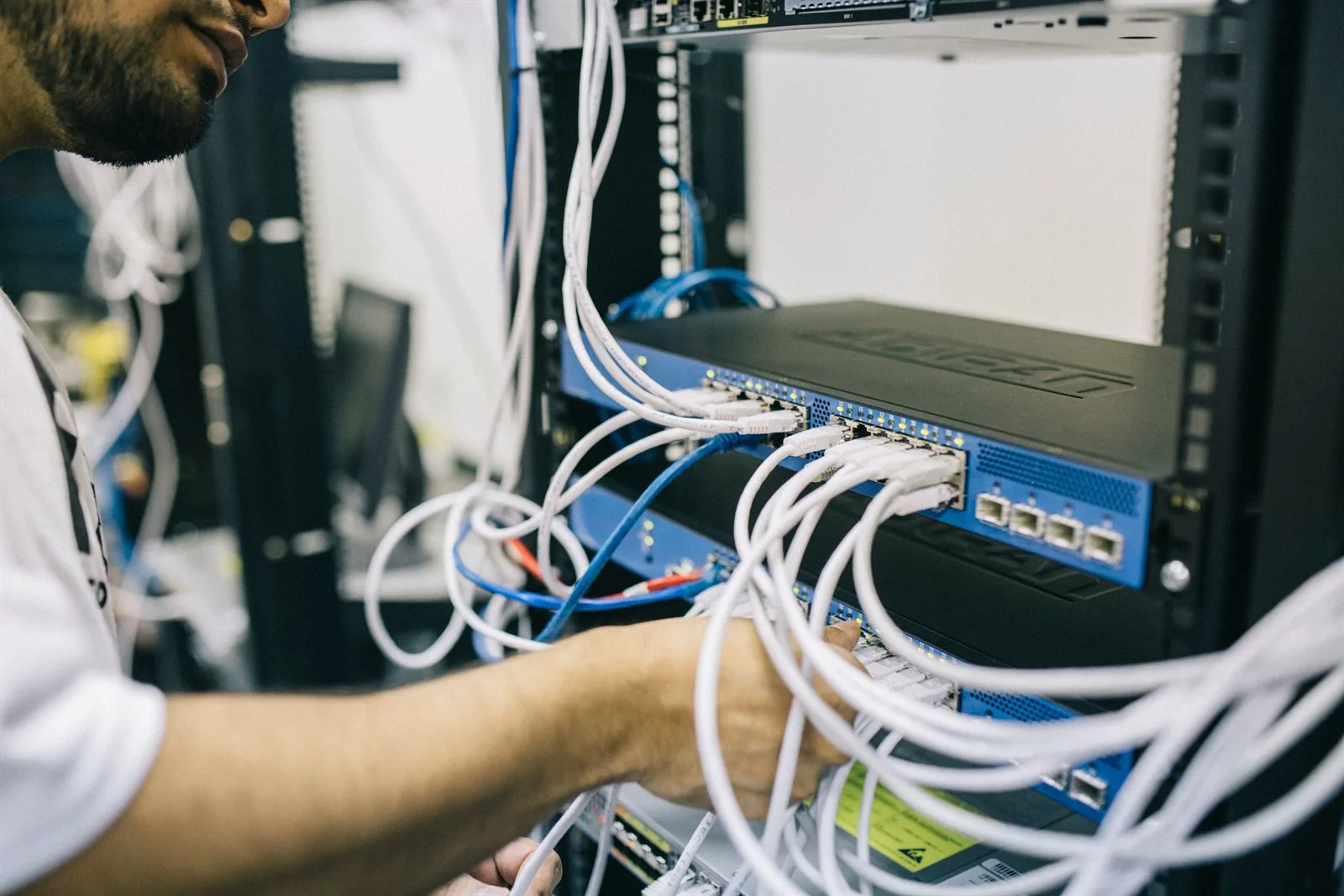 Netzwerk Techniker Wien – WLAN und Netzwerkverkabelung Experte von AVplus e.U.