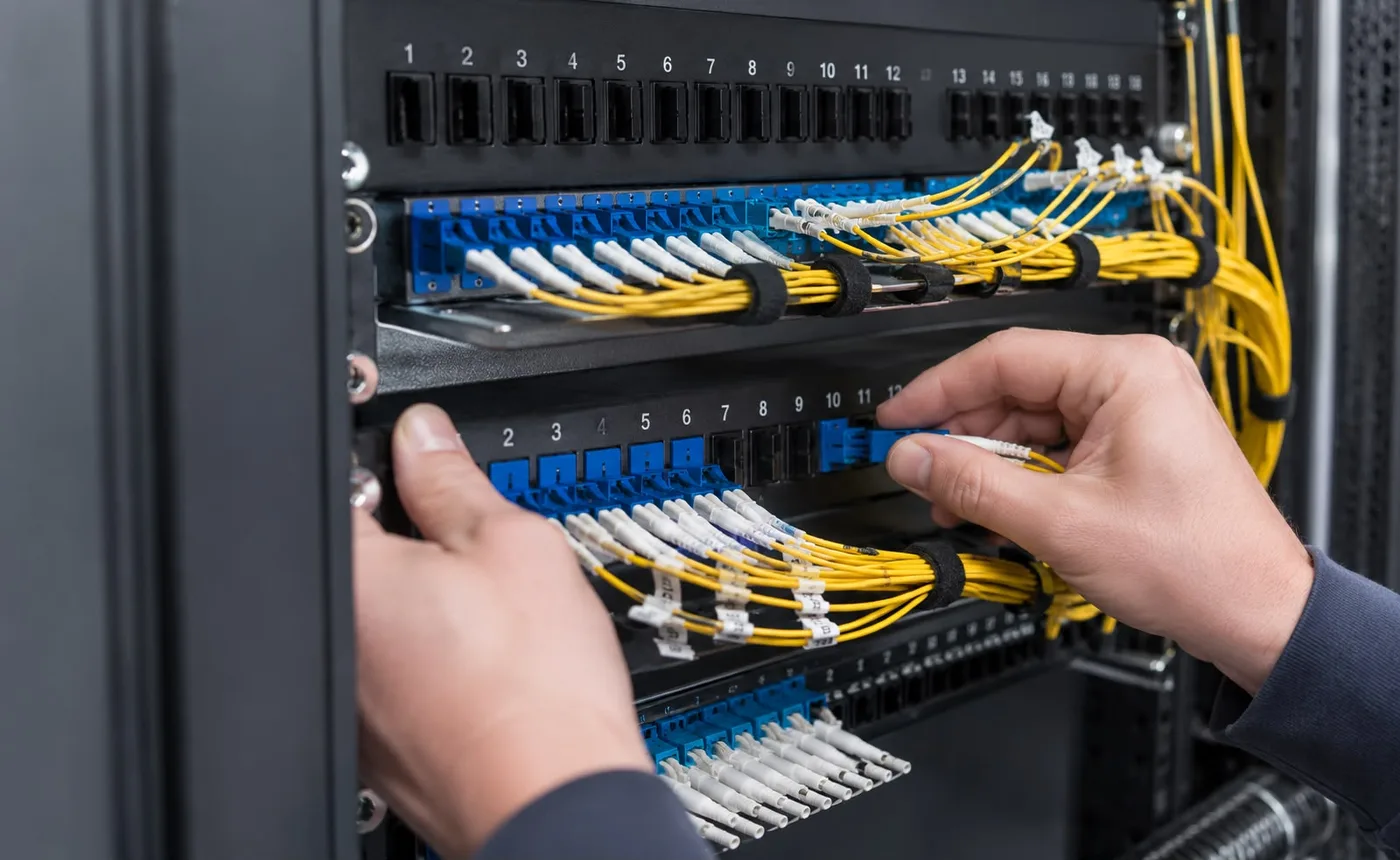 LWL-Patchpanel Wien – Glasfaser-Patchung mit LC-Steckern im Netzwerkschrank von AVplus e.U.