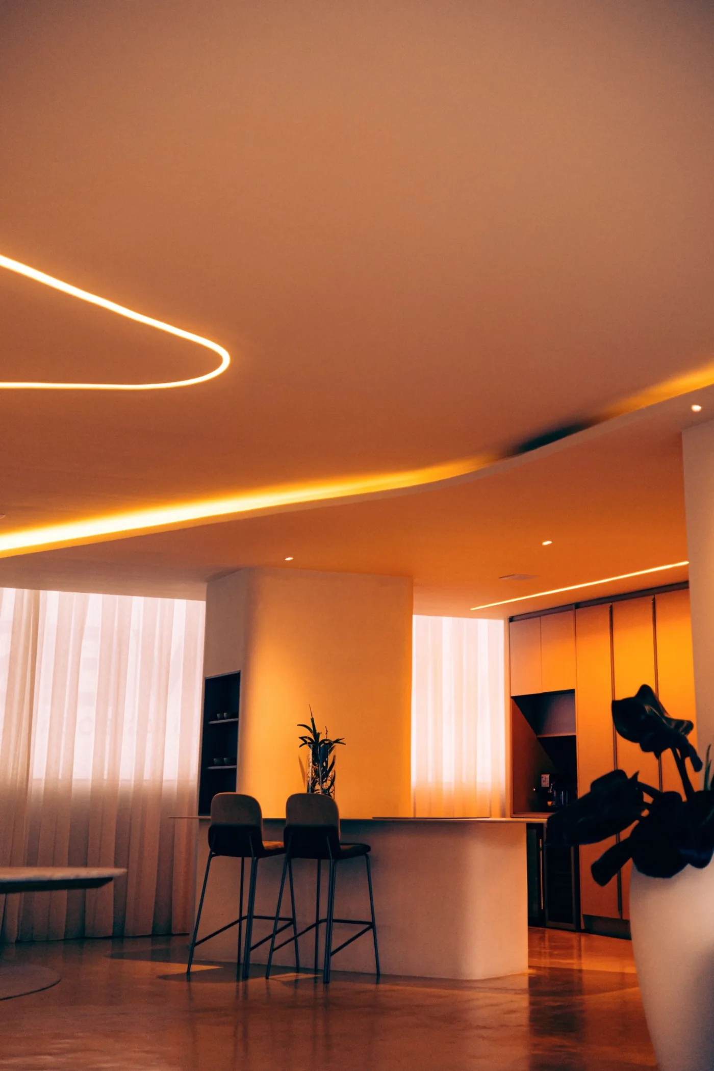 Smart Lighting Wien – indirekte LED-Deckenbeleuchtung mit Lichtszenen von AVplus e.U.