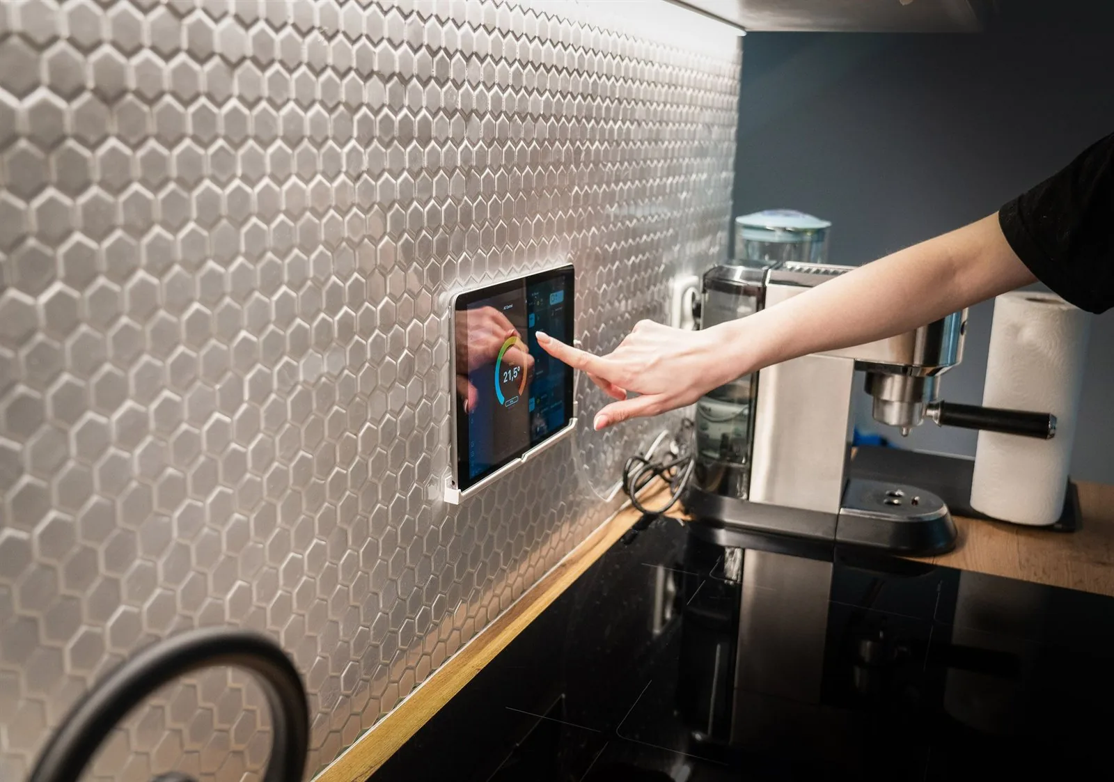 Smart Home Steuerung Wien – Tablet-Bedienung für Beleuchtung und Heizung zuhause